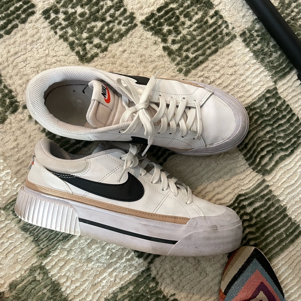 Nike White and Black Sneakers